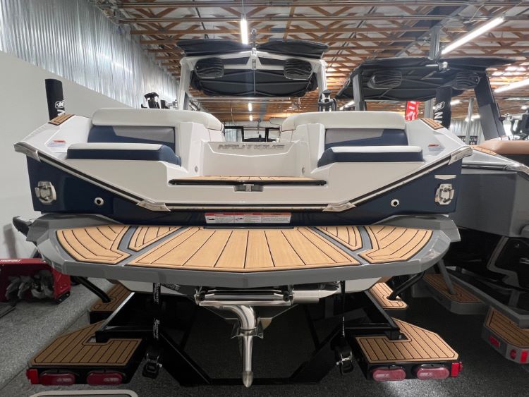 Nautique G25 with Telescoping Tower Cinch Cover