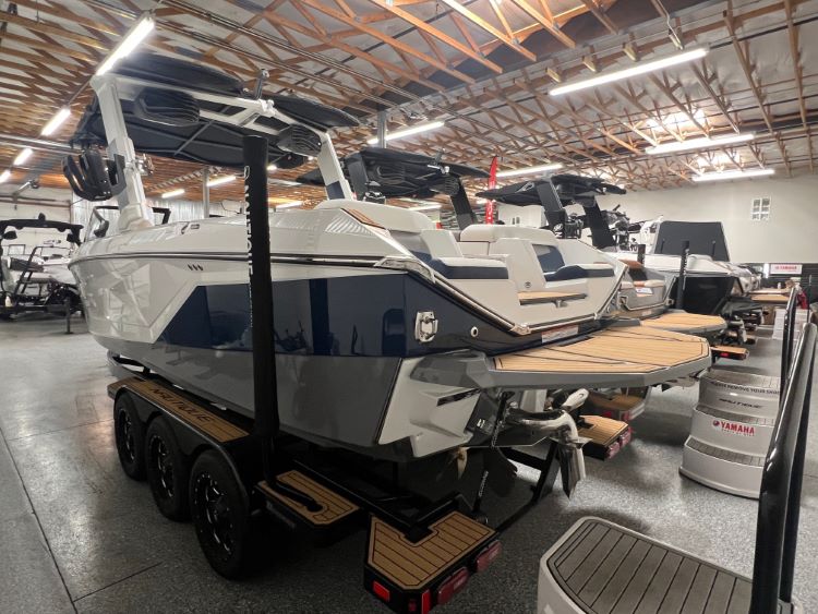 Nautique G25 with Telescoping Tower Cinch Cover