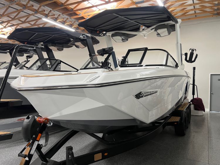 Nautique G25 with Telescoping Tower Cinch Cover