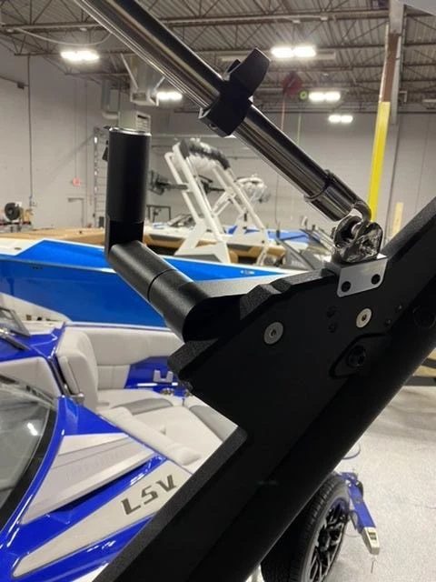 Malibu G5 tower flag holder