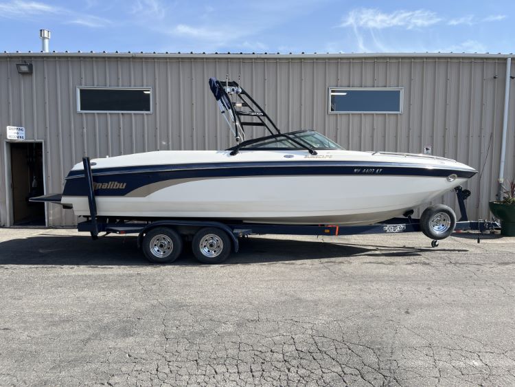 Malibu 25 LSV Sunscape with Skylon Swoop Tower